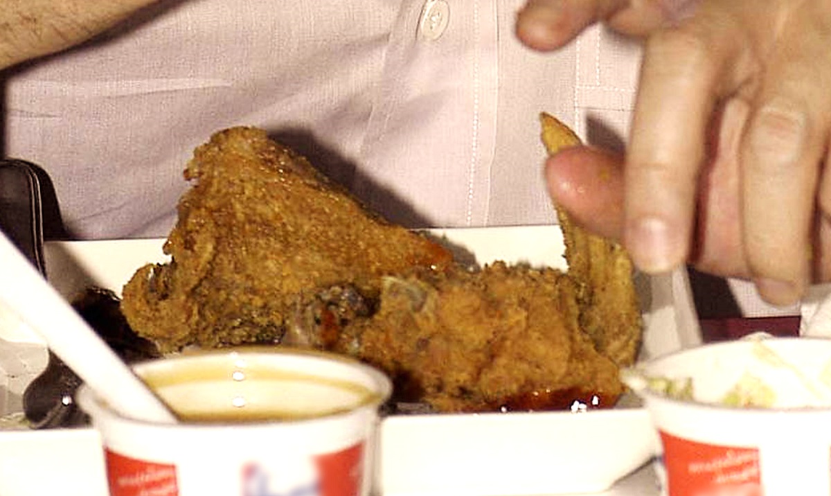 Mujer pide alitas a KFC y recibe cabeza de pollo entena y freída