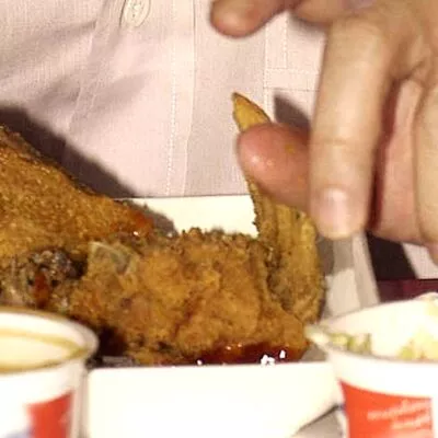 Mujer pide alitas a KFC y recibe cabeza de pollo entena y freída