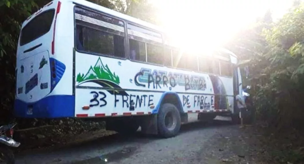 Bus marcado como “carro bomba”, que amenaza vía de El Tarra, en el Catatumbo.
