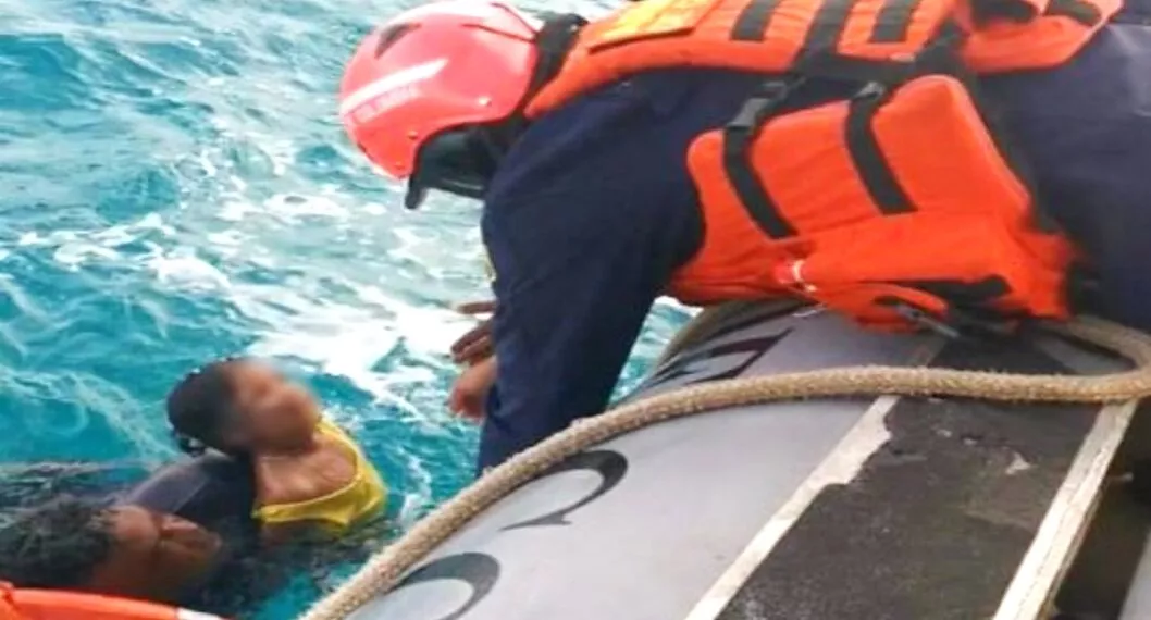 Niña y 3 adultos, rescatados en mar de San Andrés; su lancha se había volteado.