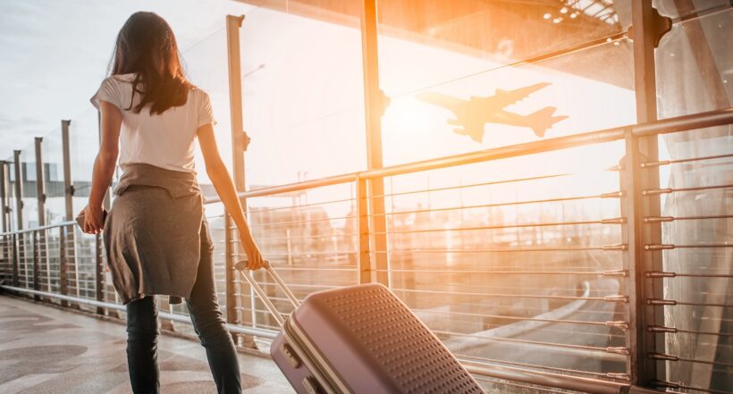Imagen de mujer con maleta que ilustra nota; En Estados Unidos, mujer dice que aerolínea le hizo cambiazo de maleta