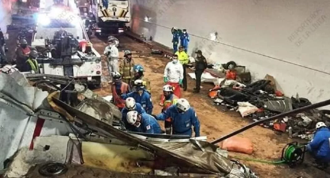 Rescatistas y autoridades dentro del túnel Los Venados atendiendo la emergencia por el trágico accidente en la vía La Línea.