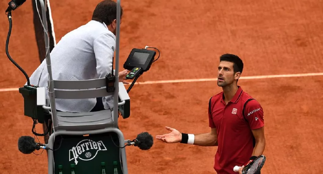 Novak Djokovic apela una jugada de forma parecida a como espera evitar ser deportado de Australia.
