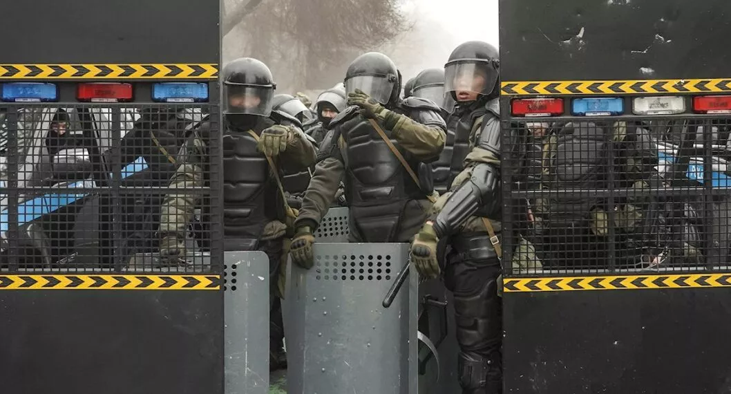 Policías de Kazajistán en las calles de Almaty, donde aumentan las protestas contra el régimen apoyado por Rusia.