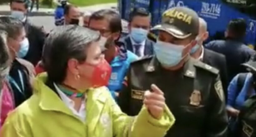 Claudia López regañando a policías de Bogotá