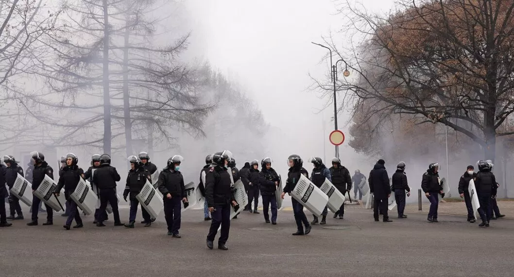 Kazajistán suma 18 policías muertos y decenas de civiles en protestas