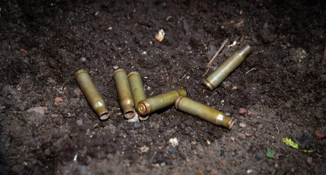 Casquillos de bala, como los disparados para matar a 3 personas este jueves en Maní, Casanare.