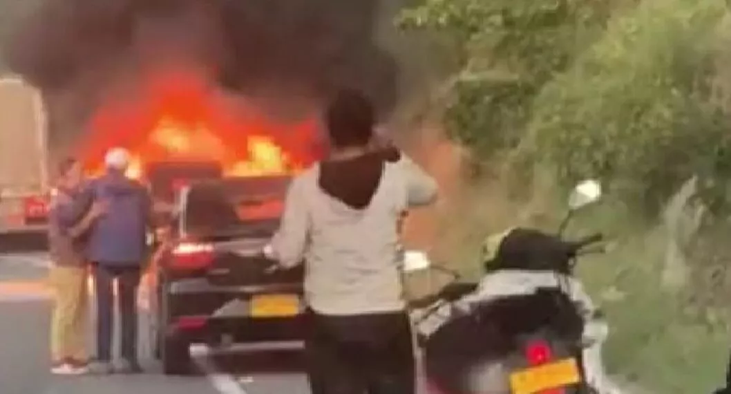 Vehículo particular incendiado en la vía Bogotá-Girardot
