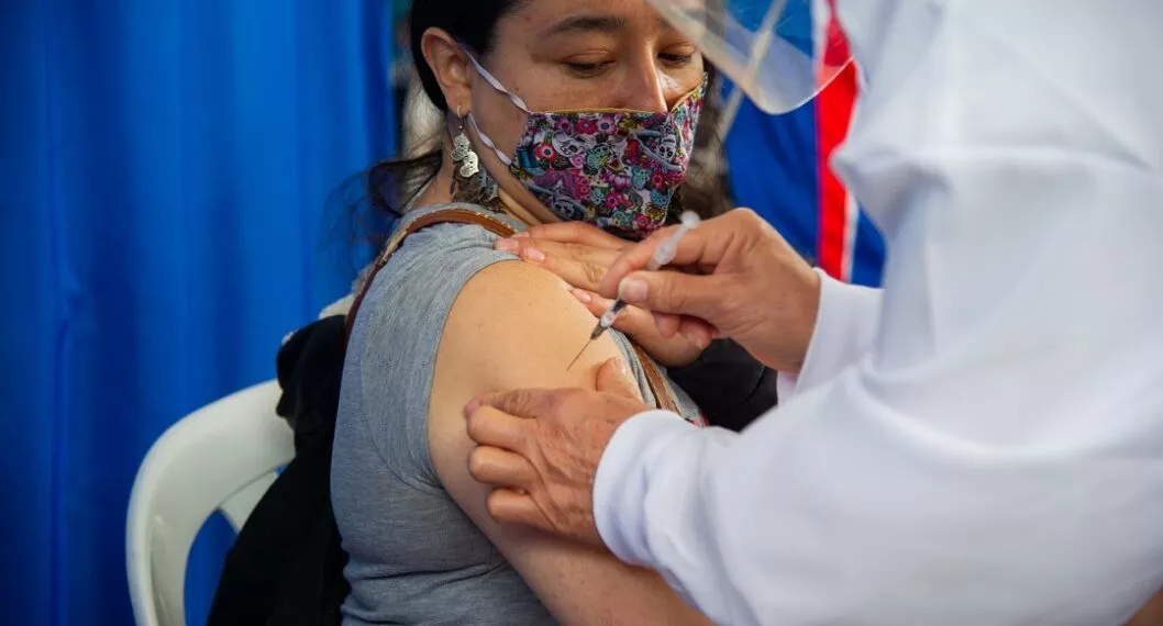 Persona vacunándose en Bogotá ilustra nota sobre cuándo se puede aplicar la tercera dosis después de tener COVID-19 en Colombia 