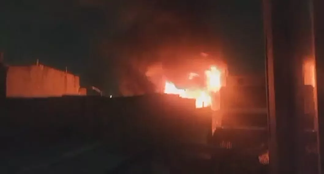Imagen del incendio ocurrido en el barrio Venecia de Bogotá la noche de este 7 de enero.