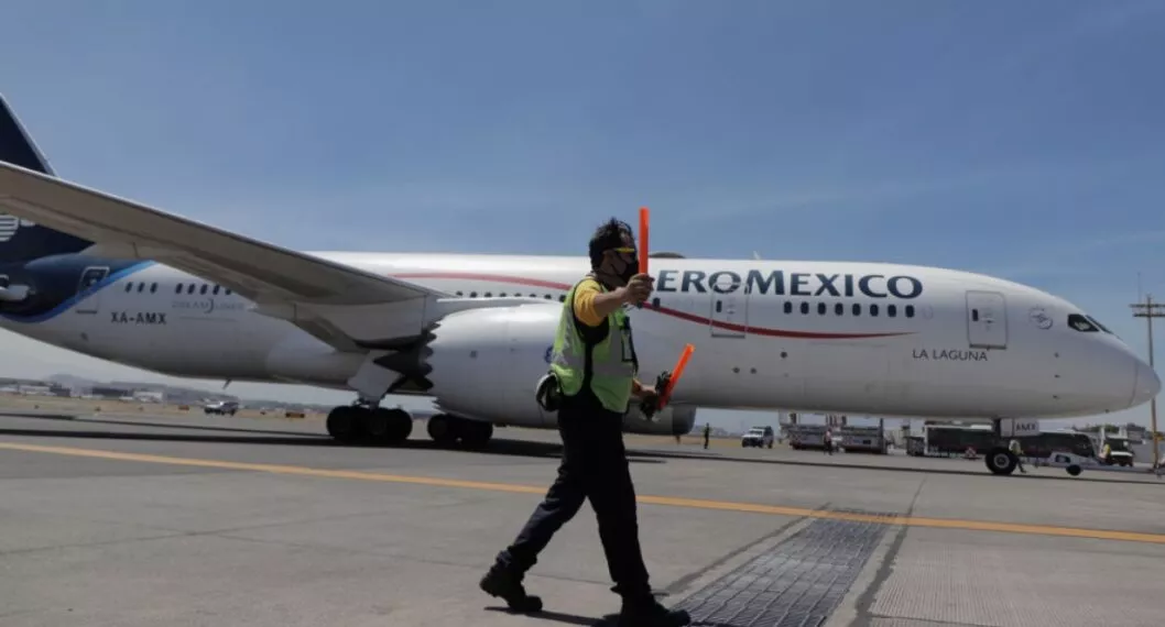 En el aeropuerto de Ciudad de México se registran filas interminables debido al retraso y cancelación de viajes por el contagio de pilotos y azafatas.  (Photo by Gerardo Vieyra/NurPhoto)