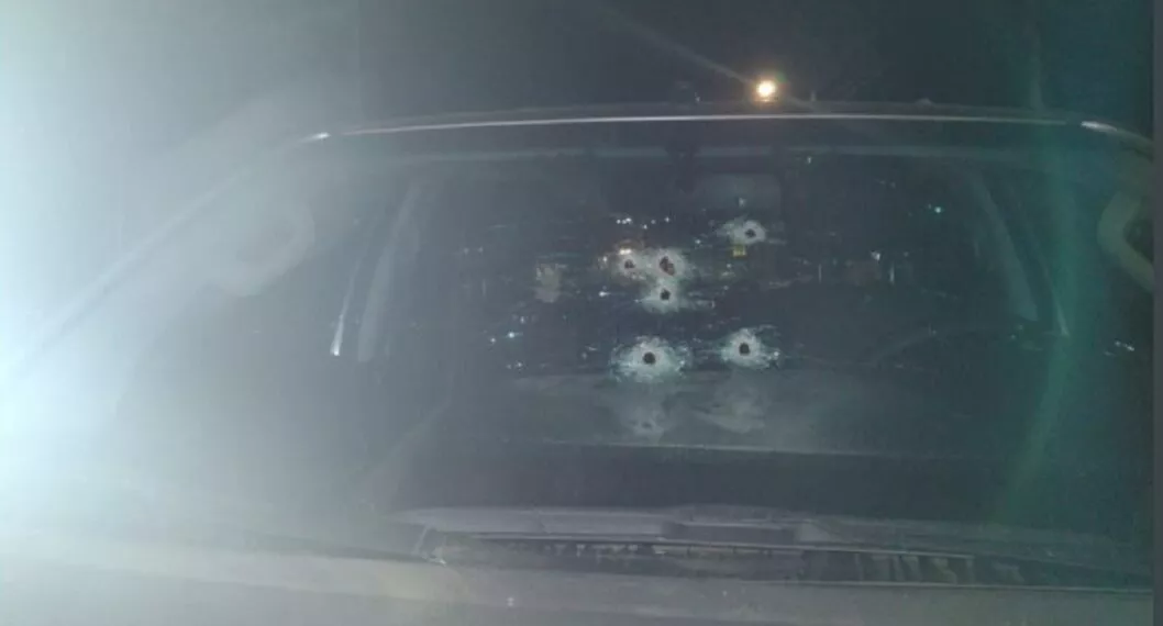 Vidrio de carro con impactos de bala en donde se movilizaban los familiares de René Higuita
