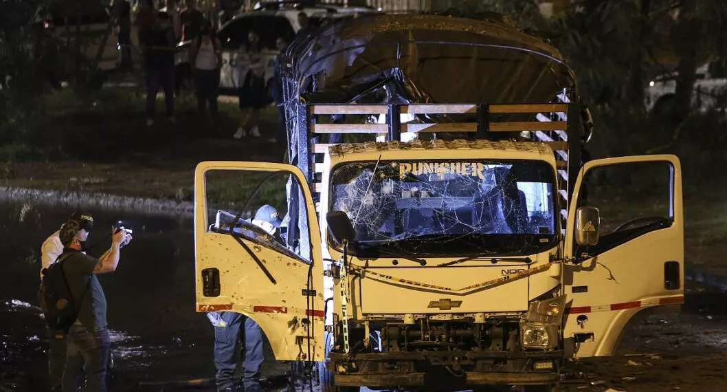Vehículo en donde se movilizaban los agentes del Esmad que sufrieron ataque terrorista por parte del Eln