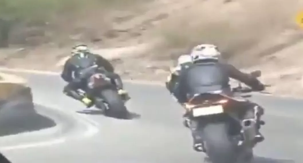 Motociclistas adelantando en curva casi provocan accidente en Santander