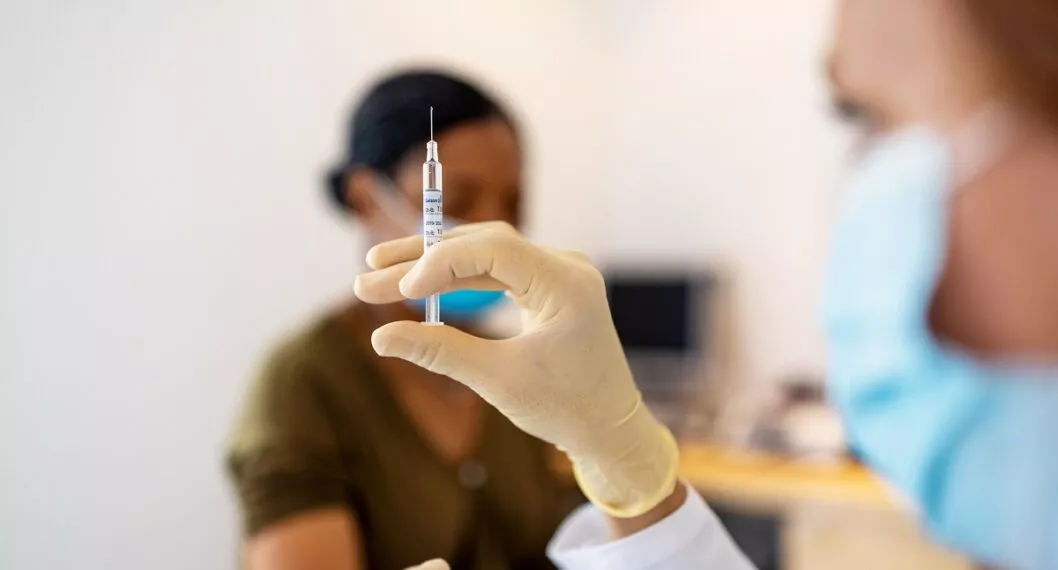 Las farmacéuticas Pfizer y Moderna han anunciado que están trabajando en nuevas vacunas contra la COVID-19 que mejore la protección contra la variante ómicron.