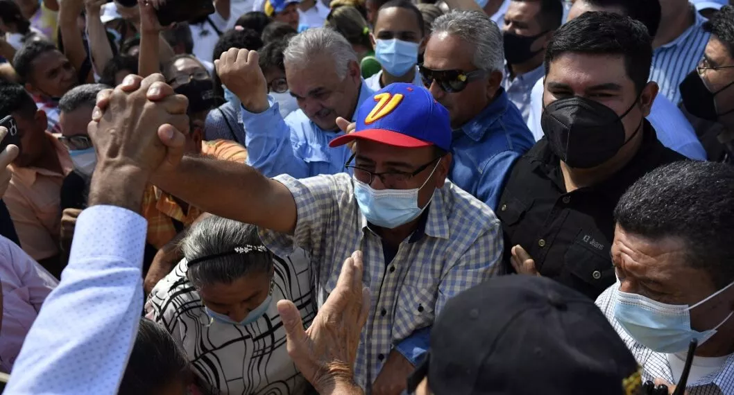 Sergio Garrido (de gorra), nuevo gobernador del estado de Barinas, en Venezuela.