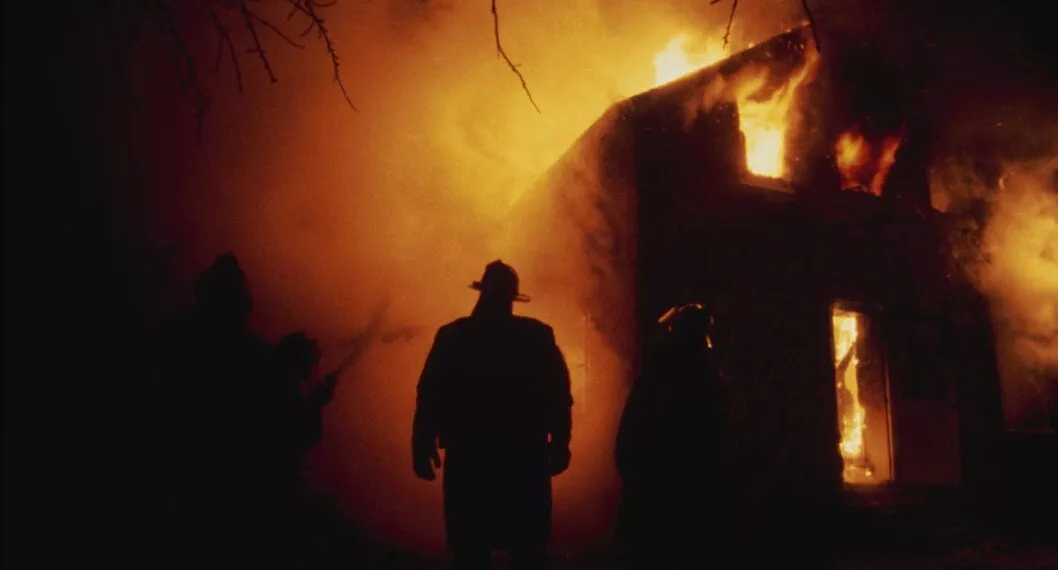 Persona con casa de fondo en llamas a propósito del incendio que consumió una vivienda con 4 menores en Sucre 