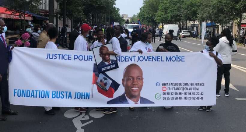 Manifestantes piden justicia por la muerte del presidente de Haití, Jovenel Moïse.
