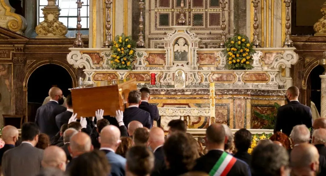 Video: Indignación en Italia por funeral católico de político con bandera nazi