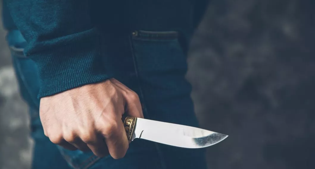 Hombre con un cuchillo en la mano a propósito del robo en Transmilenio donde un joven resultó herido