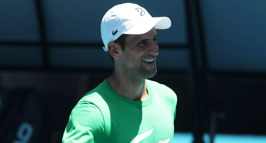 Novak Djokovic entrena en Australia para olvidar sus problemas por no estar vacunado.