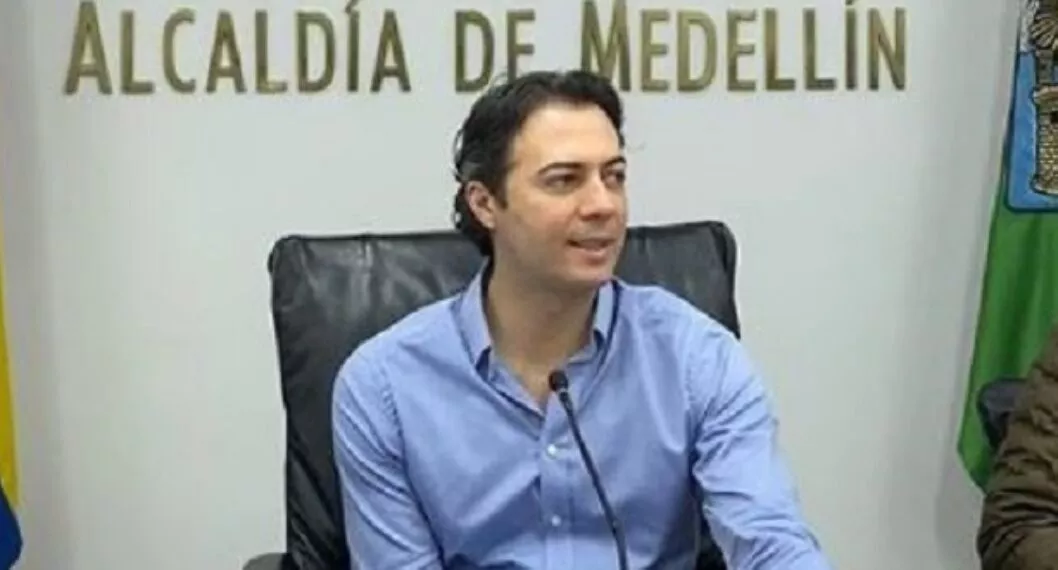 Alcalde de Medellín en su oficina a propósito de la nueva investigación en su contra por censura de prensa 
