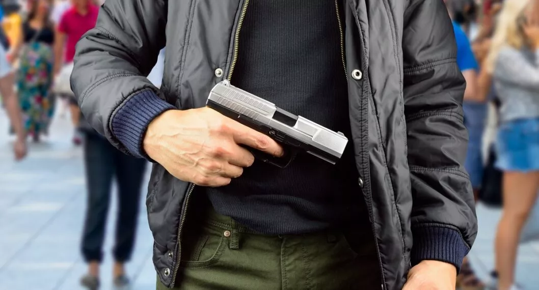 Hombre con arma de fuego a propósito del robo que hicieron criminales en restaurante de Chapinero, en Bogotá