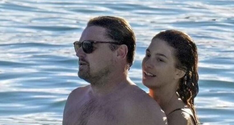 Leonardo DiCaprio y Camila Morrone en el mar a propósito de las supuestas declaraciones de la actriz diciendo que tuvo la peor cita con él