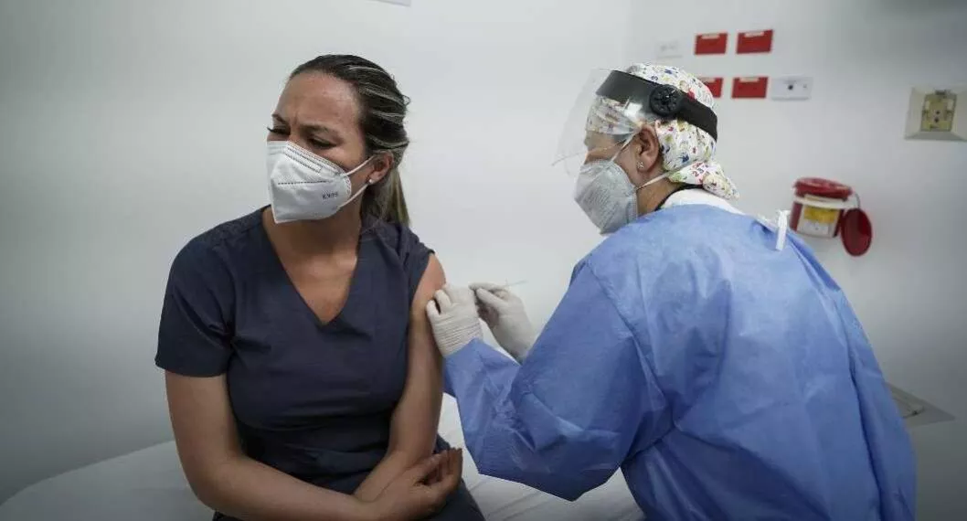 Foto vacuna contra COVID-19 en Colombia, en nota de Coronavirus en Colombia: nuevos casos y muertes 15 enero 2022.