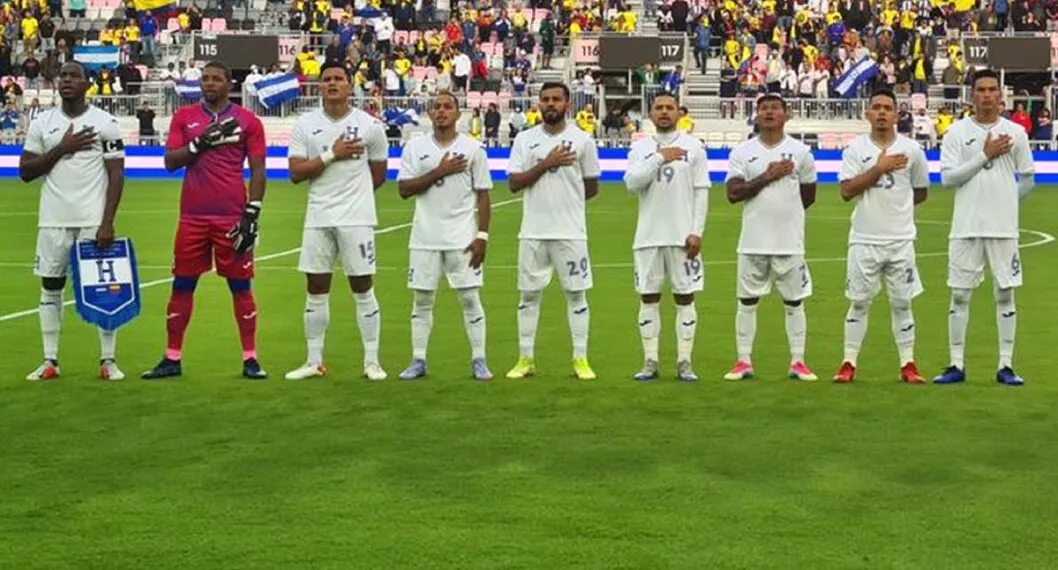 Selección de Honduras, cuyo himno fue cortado para poner el de Colombia.