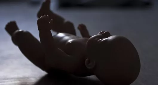 Imagen de un bebé de juguete a propósito del caso en Argentina donde una madre mató a su hija de 3 años
