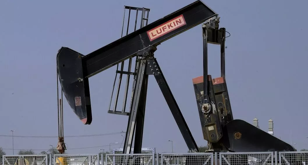 Imagen de pozo petrolero ilustra artículo El petróleo alcanzó un precio que no veía desde hace siete años