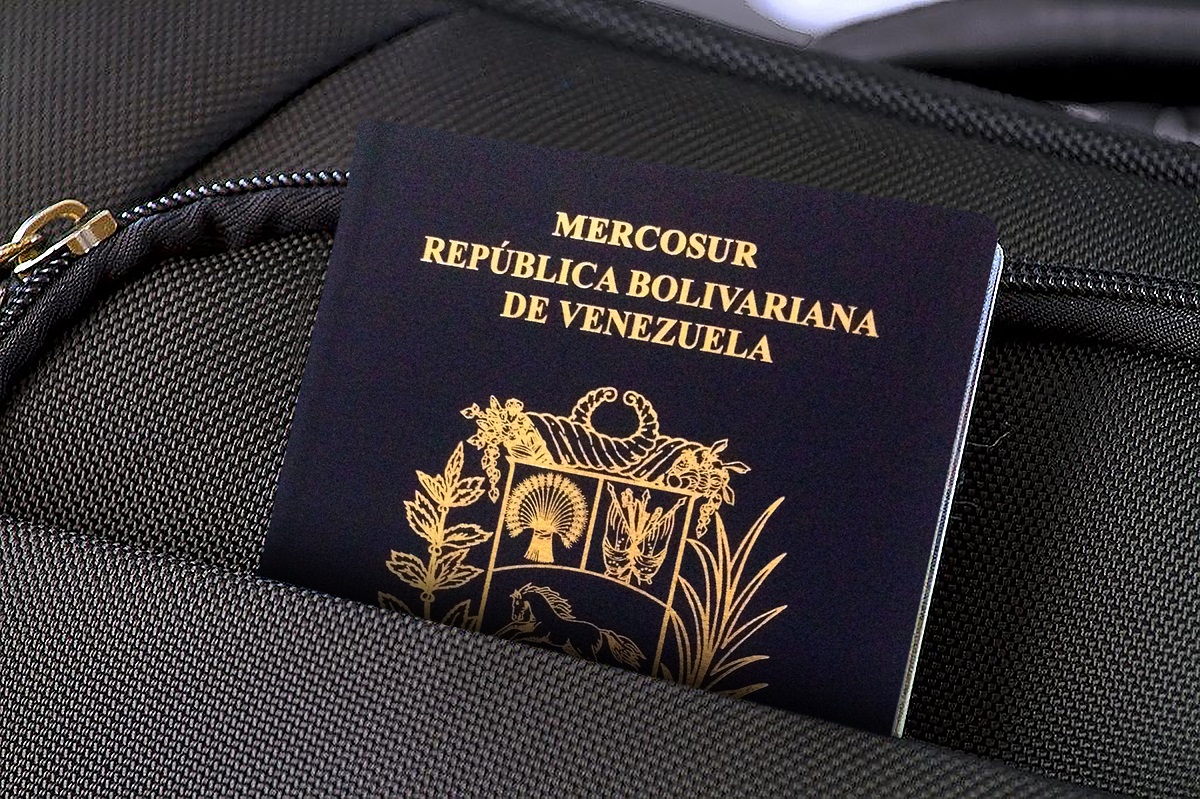 Venezolanos con doble nacionalidad ya no podrán usar el pasaporte vencido para ingresar o salir de dicho país. 