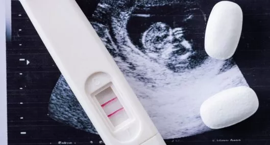 Imagen de una prueba de embarazo, unas pastillas y una ecografía a propósito de la campaña que están apoyando varios famosos para legalizar el aborto