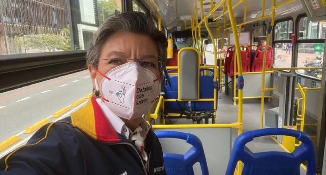 Imagen de la alcaldesa Claudia López en el bus del SITP a propósito de la publicación que hizo en redes sociales sobre la movilidad y seguridad de la ciudad