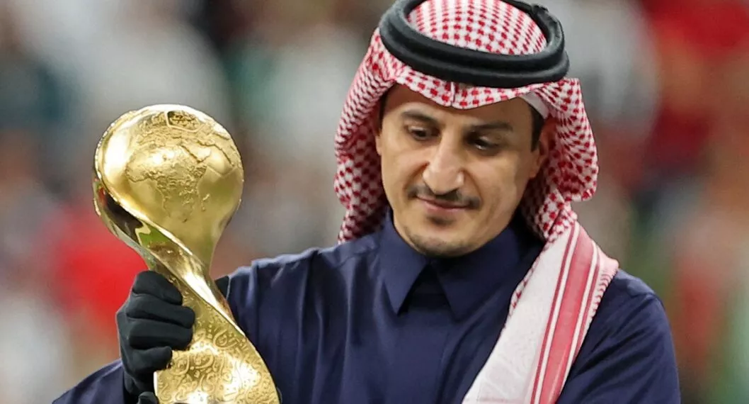 Imagen de la copa mundo en m anos de un árabe  ilustra artículo Empezó venta de entradas para Mundial de Catar 2022
