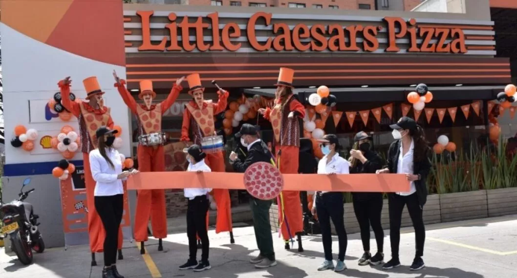 Little Caesars:: Una nueva cadena de pizzas que llegó en 2020 a Colombia revolucionó ese mercado. Ofrecen pizzas a $16.900, mientras que sus competidores las dan a $25.000.