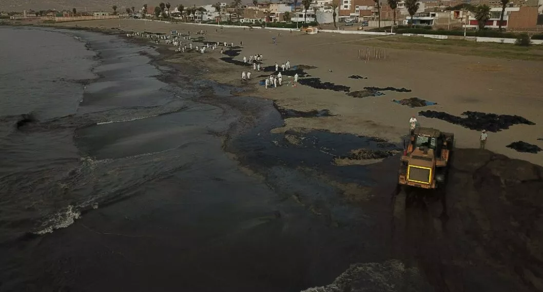 Imagen del derrame de petróleo en las costas de Perú. 