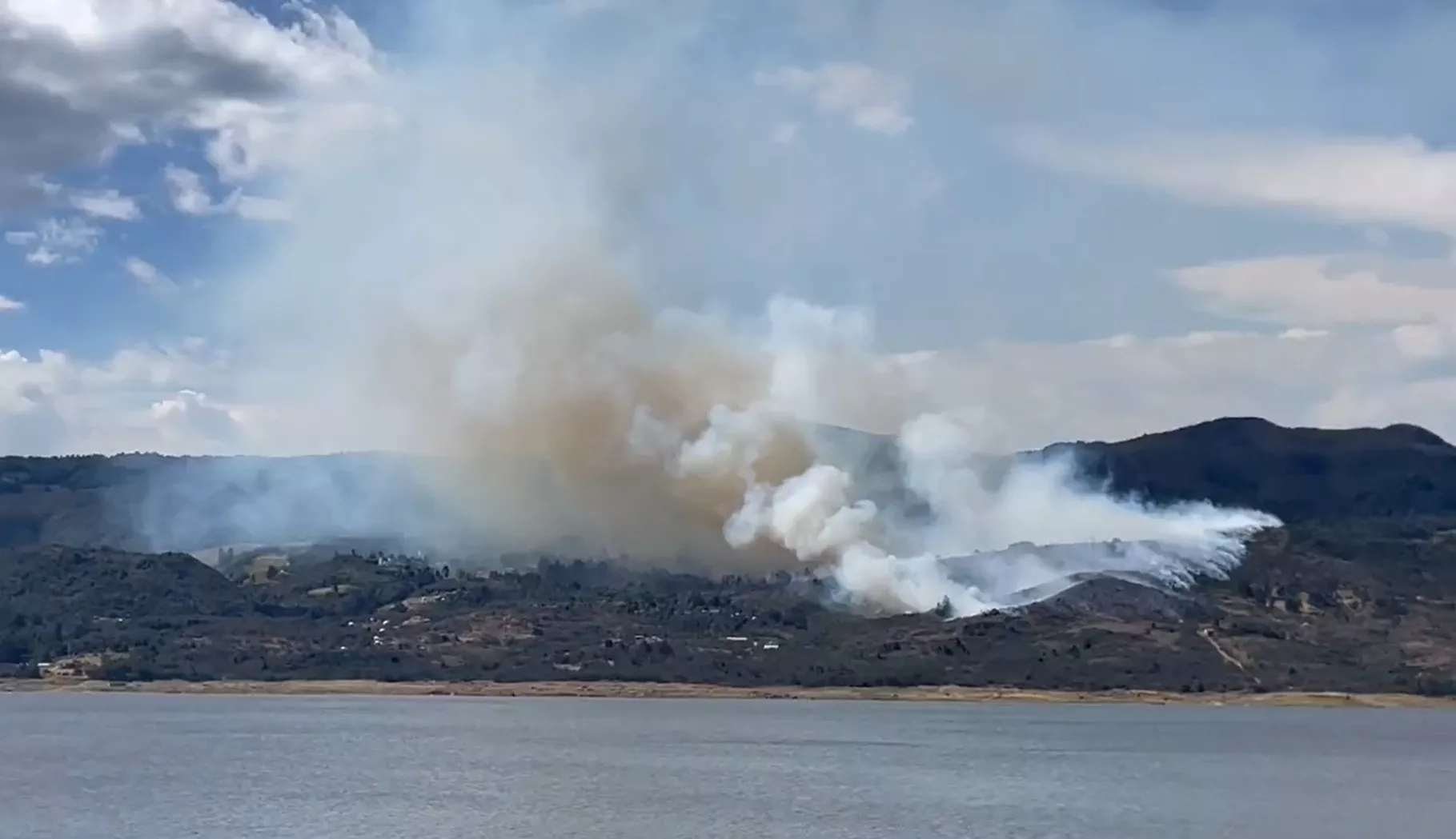 Video del incendio en el embalse de Tominé y Guatavita hoy.