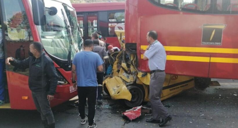 Impresionante accidente entre taxi y buses de Transmilenio, en la avenida Caracas.