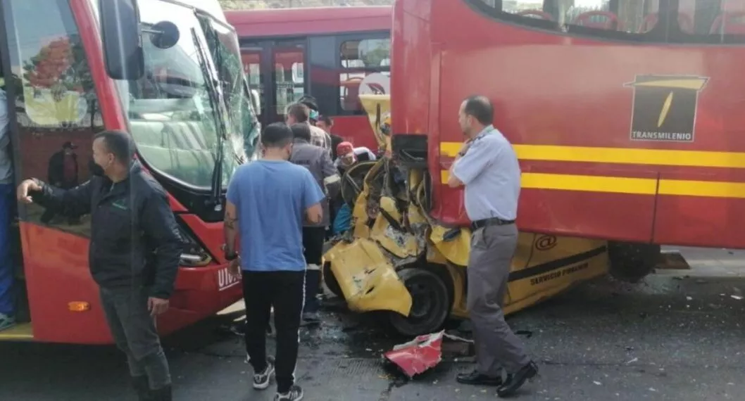 Impresionante accidente entre taxi y buses de Transmilenio, en la avenida Caracas.