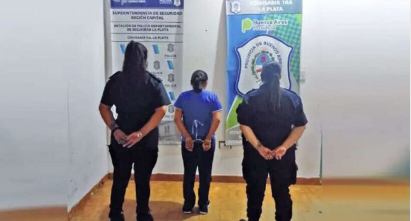 Imagen de la enfermera capturada por agentes de policía luego de robar el celular de un paciente muerto