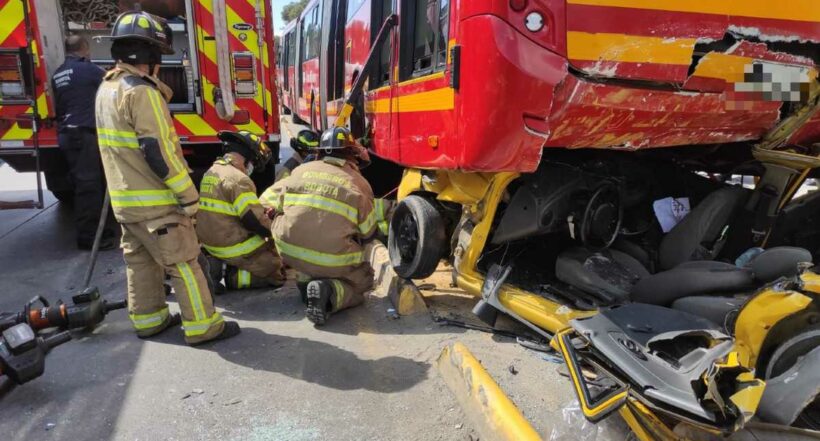 Momento en el que Bomberos de Bogotá rescatan a las víctimas.