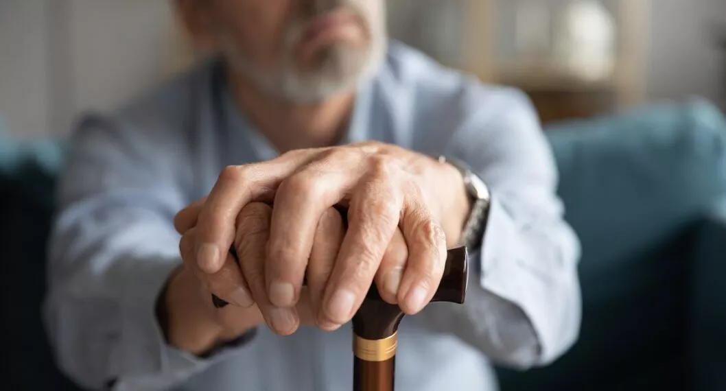 Un adulto mayor con un bastón en sus manos a propósito del caso en Irlanda donde llevaron el cuerpo de un señor a cobrar la pensión de retiro