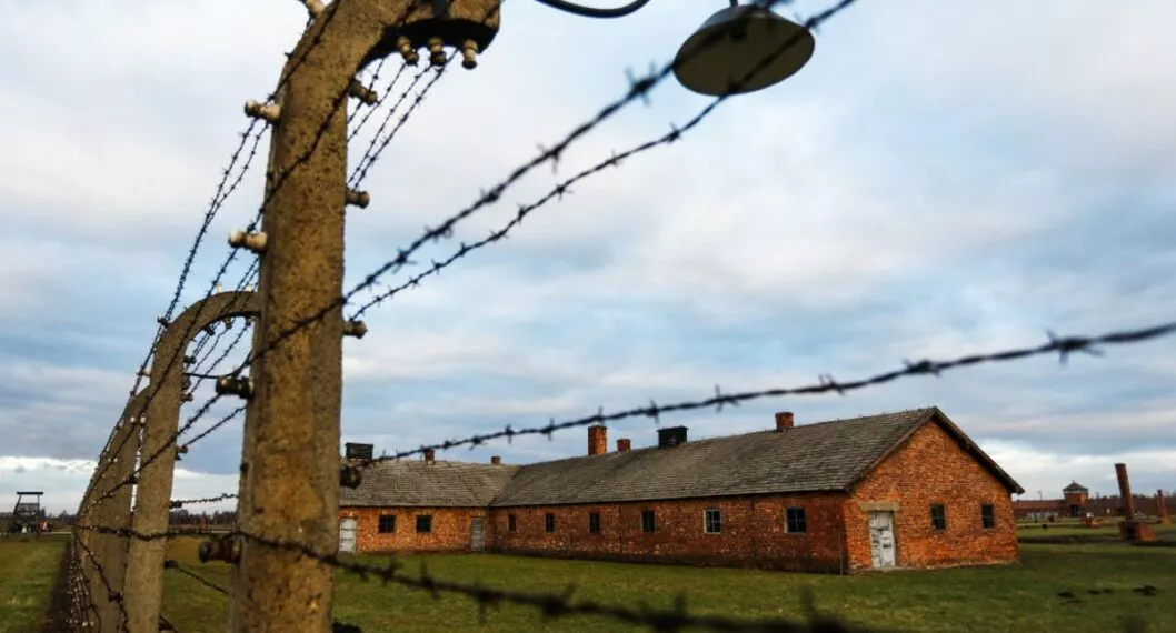 Arrestan a turista por hacer saludo nazi en Auschwitz; dijo que fue broma
