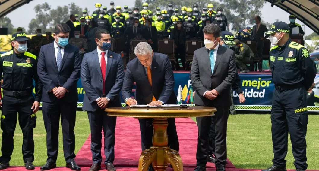 El presidente Iván Duque firma la ley de seguridad ciudadana.