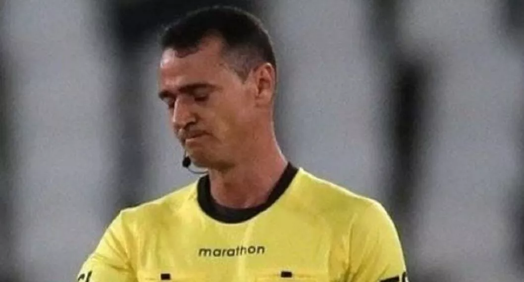 Wilmar Roldán en un partido a propósito de la abismal diferencia que hay entre los sueldos de los árbitros y fútbolistas colombianos 
