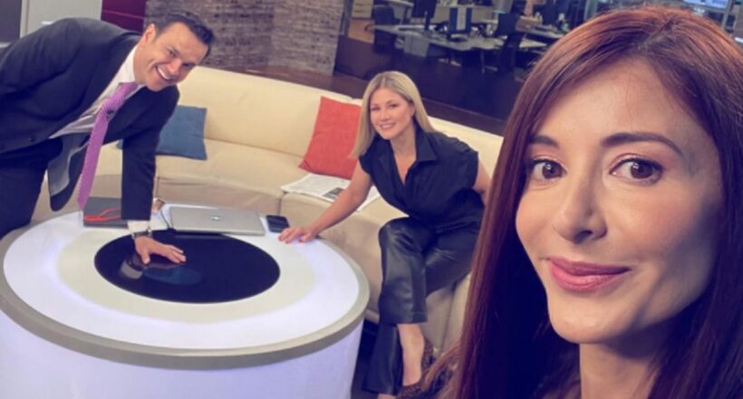 Alejandra Giraldo tomándose selfi con Juan Diego Alvira y Pilar Schmitt en Noticias Caracol, a propósito de que no estuvo hoy porque estaba de trasteo.