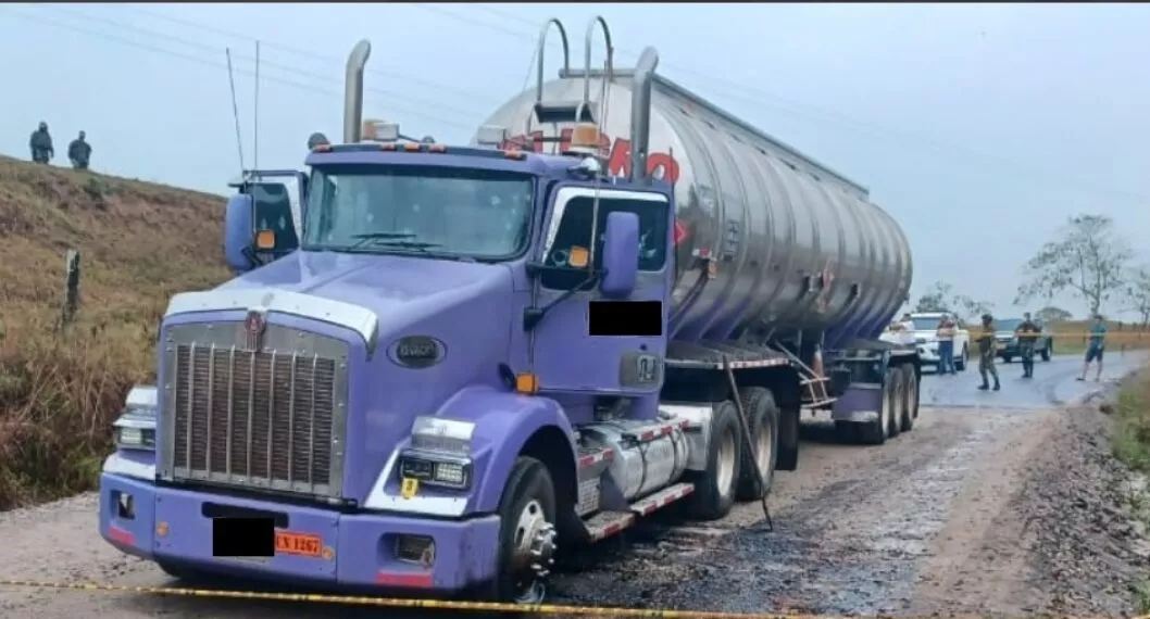 Imagen del camión que resultó impactado por las balas que mataron al conductor que transportaba el petróleo