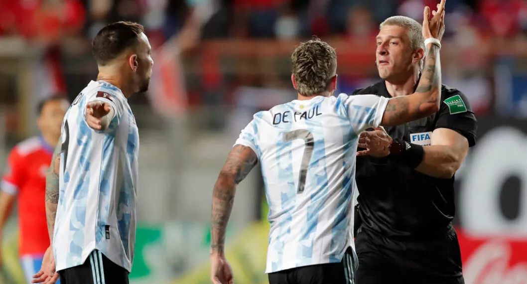 Nicolás Otamendi y Rodrigo de Paul protestan al árbitro de Chile vs. Argentina. Ambos se perderán el partido contra Colombia.